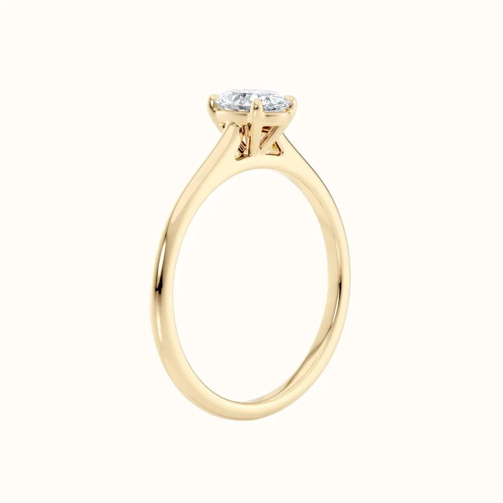 Forlovelsesring i gult gull tynn ring 0,50 Carat oval diamant, stående sett fra siden Sevendal 