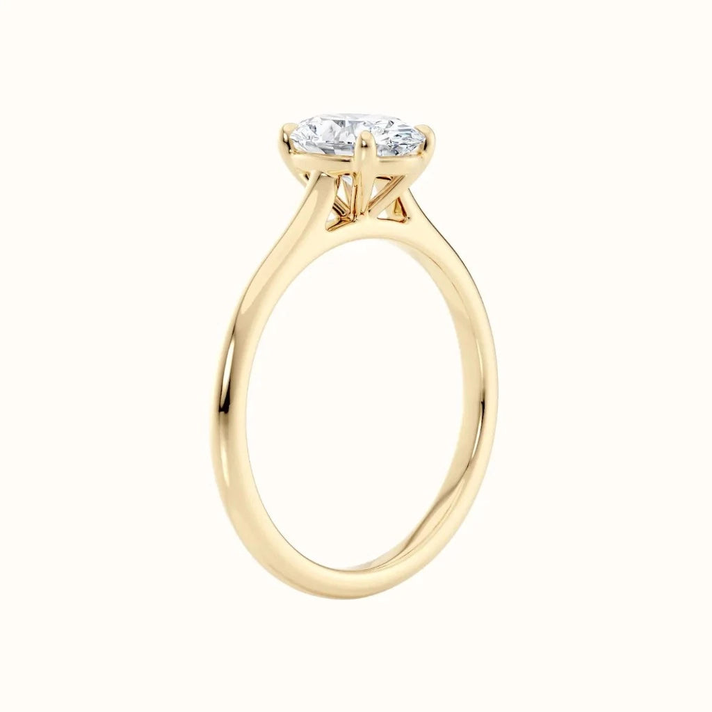 Forlovelsesring i gult gull tynn ring 1,00 Carat oval diamant, stående sett fra siden Sevendal 