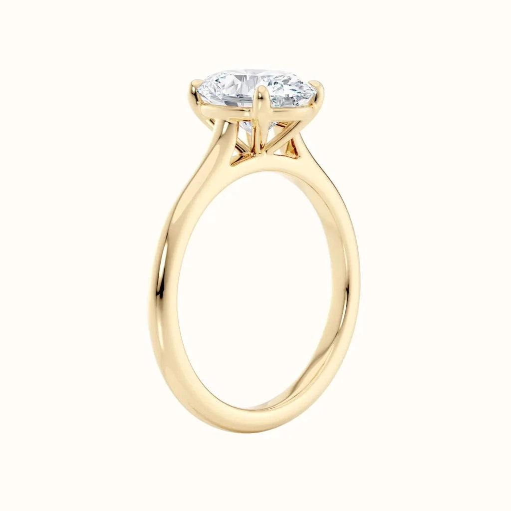 Forlovelsesring i gult gull tynn ring 2,00 Carat oval diamant, stående sett fra siden Sevendal 
