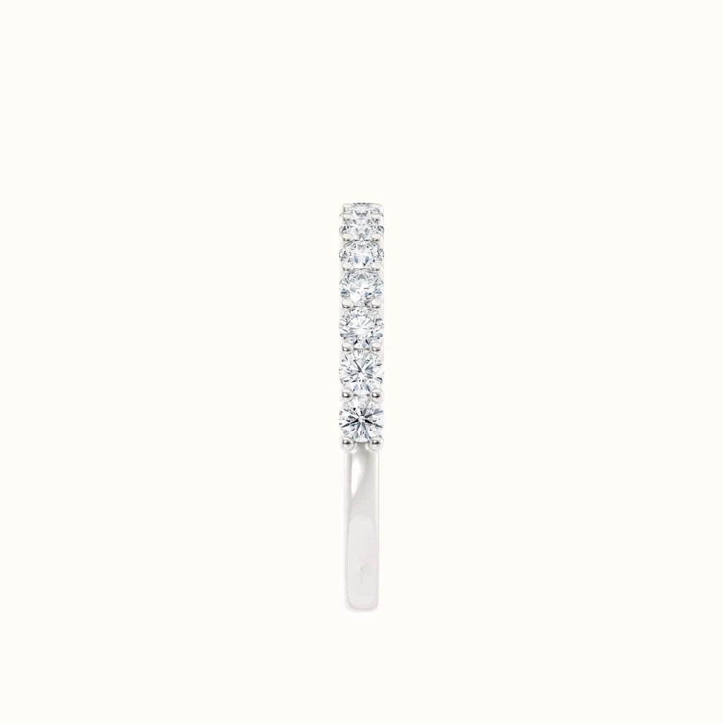 Evighetsring, rekkering, Sevendal diamanter 0,60 carat 2,2 mm bred hvitt gull, rett forfra