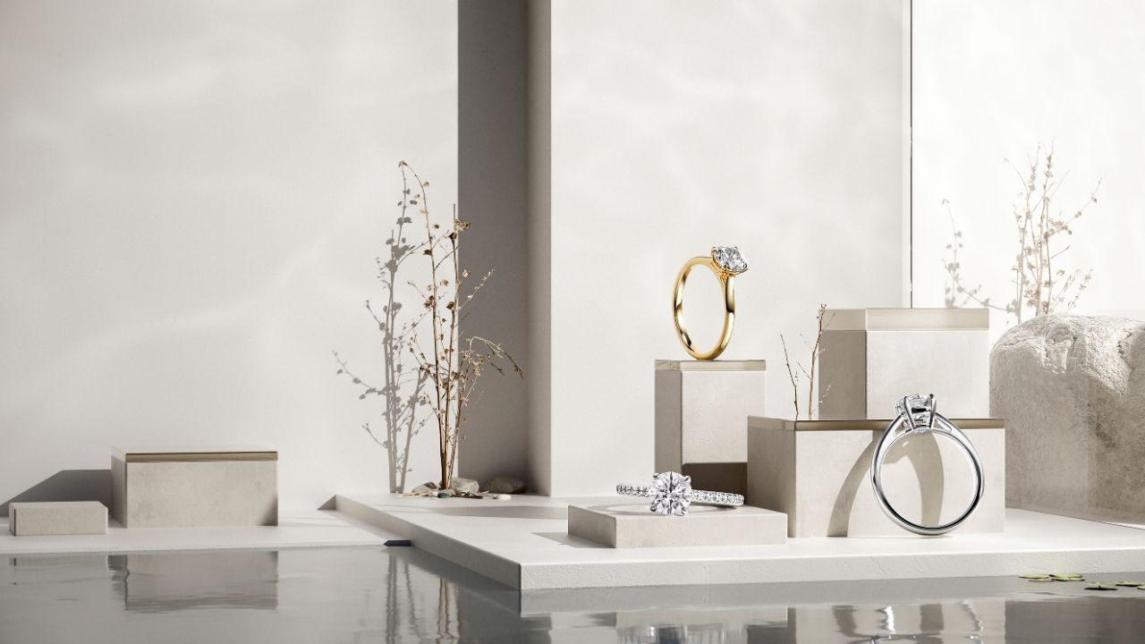 Forlovelsesringer Sevendal - Klassisk design ring  i hvitt gull, gult gull soltitaire og med sidediamanter i et lanskap med betong og trær