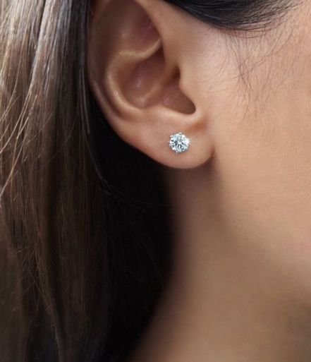 Diamant stud i øret på en modell