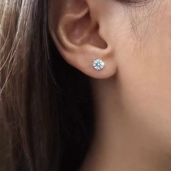 Enstens diamantøredobb 6 klør hvitt gull i øret på en modell