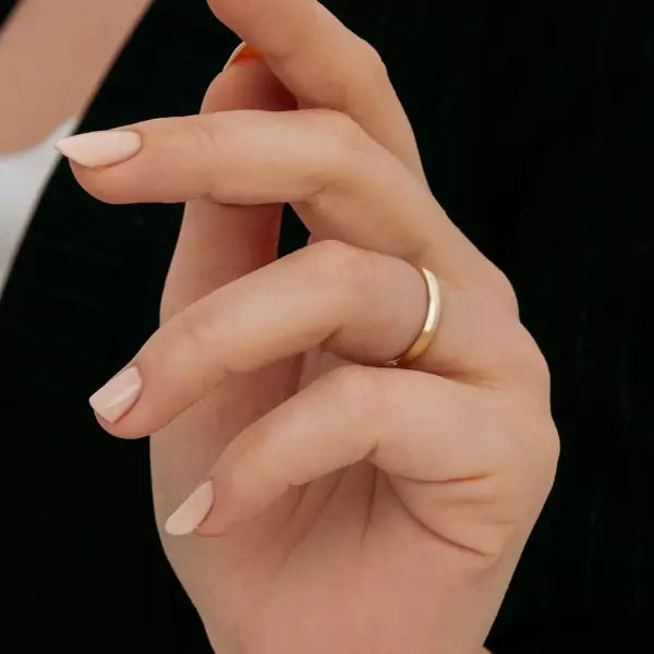 Giftering rund form 3 mm gult gull på finger