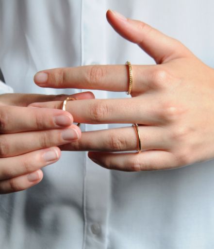 3 gifteringer i gul gull på finger 