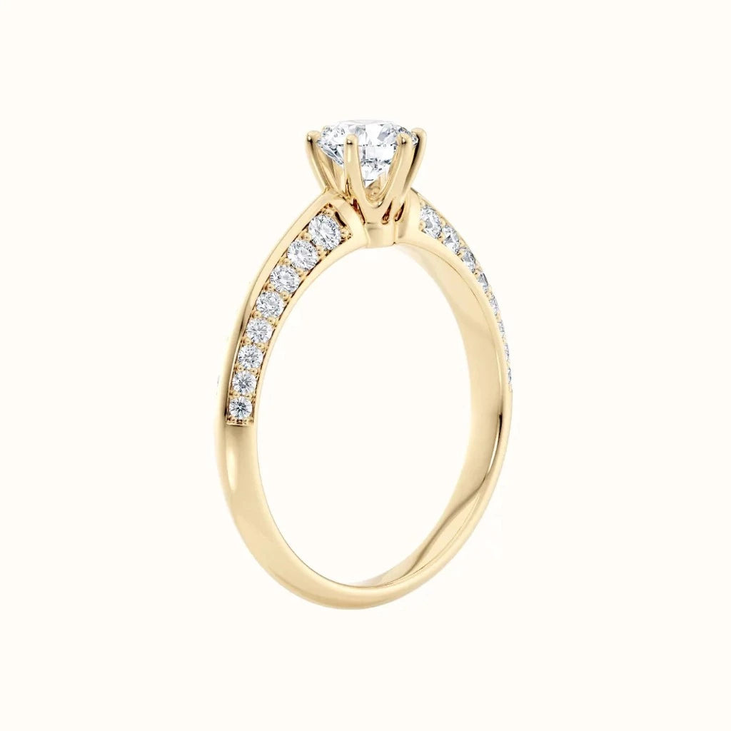 Forlovelsesring Sevendal kantet knife edge 0,50 carat sidediamanter fairtrade  gult gull stående fra siden