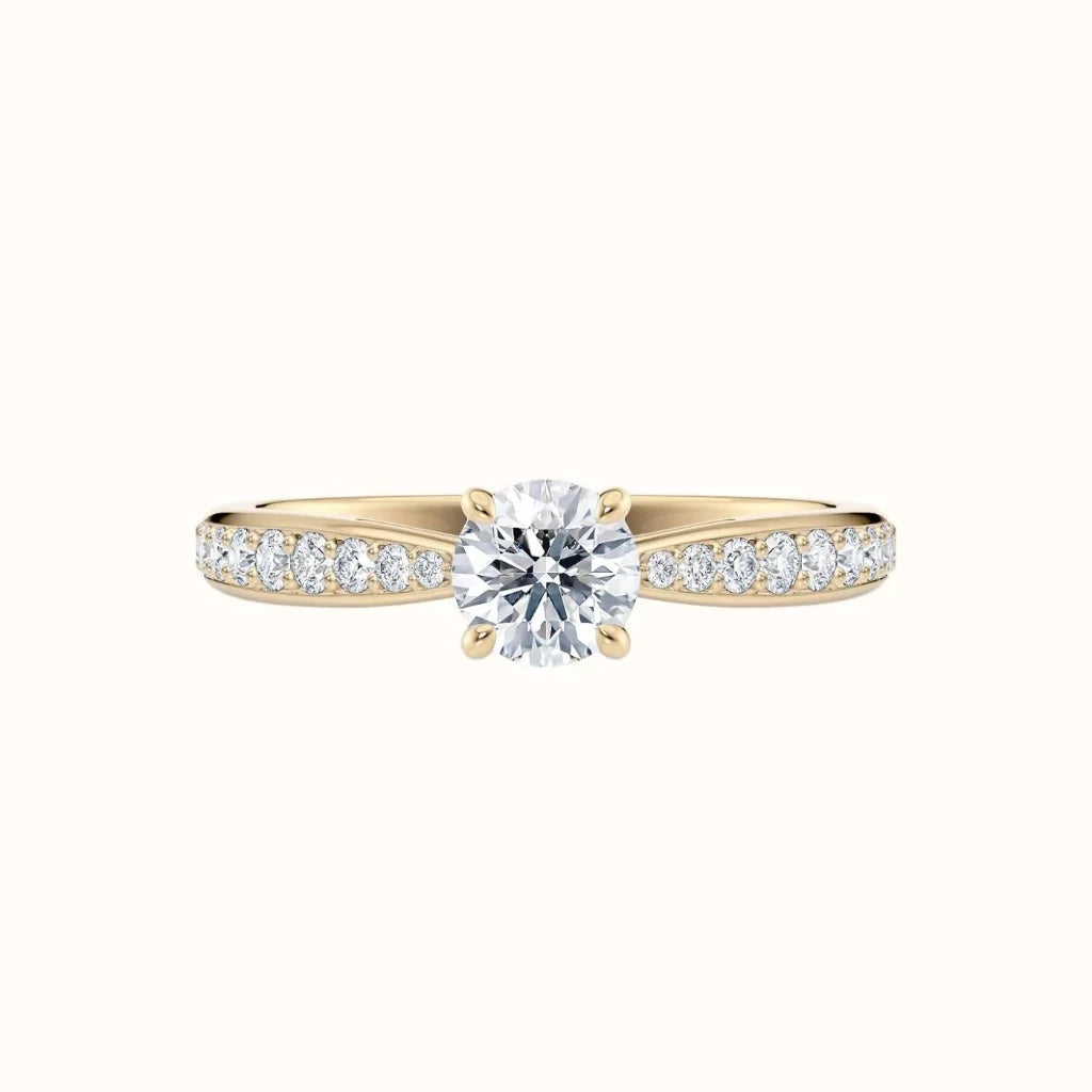 Forlovelsesring Sevendal, spisset ring med diamanter på siden, senter diamant 0,50 carat gult gull, sett liggende forfra, fairtrade-gull.
