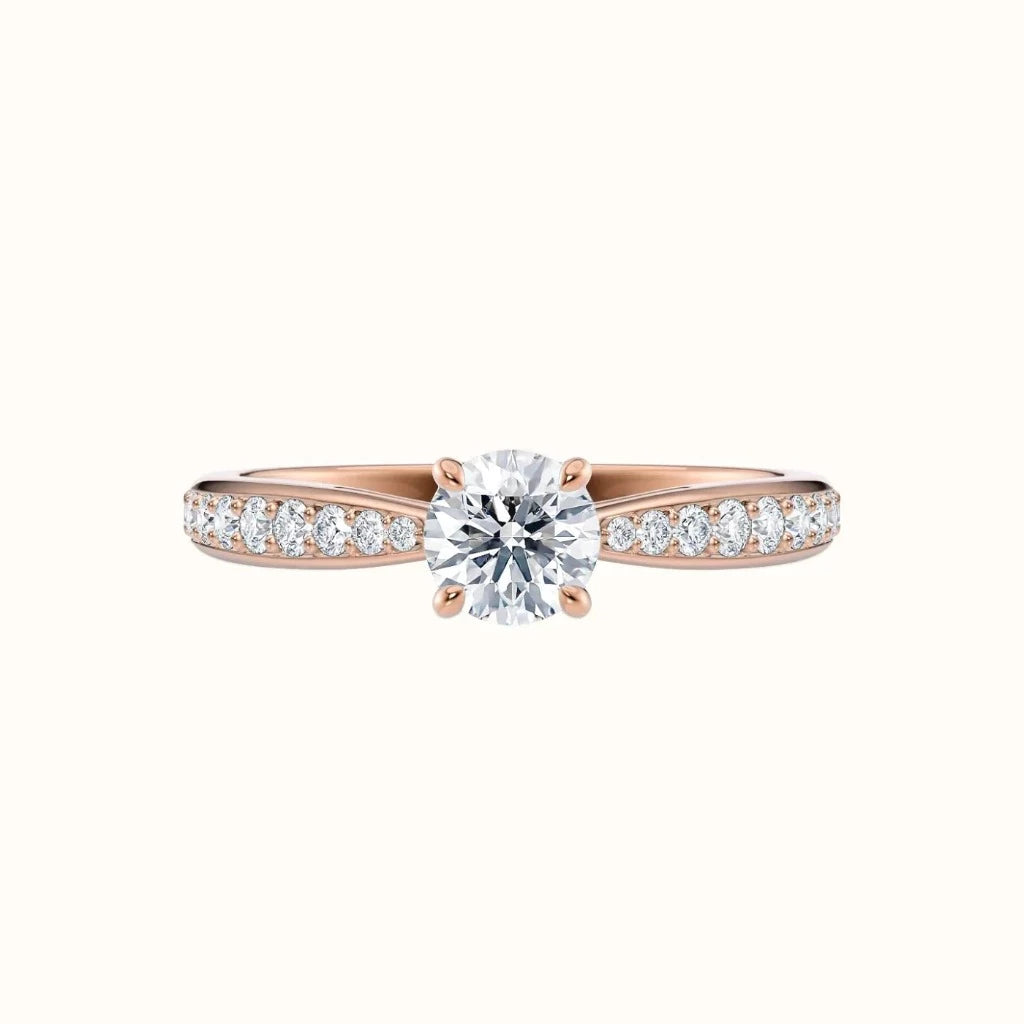Forlovelsesring Sevendal, spisset ring med diamanter på siden, senter diamant 0,50 carat rosegull, sett liggende forfra, fairtrade-gull.