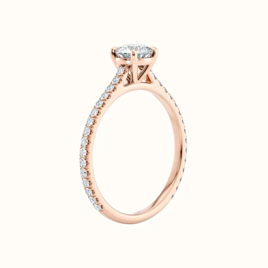 Forlovelsesring Sevendal,  tynn ring med sidediamanter, senter diamant 0,50 carat rosegull, sett stående fra siden, fairtrade-gull 