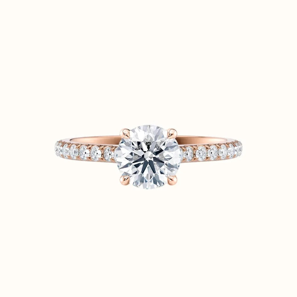 Forlovelsesring Sevendal,  tynn ring med sidediamanter, senter diamant 1,00 carat  rosegull, liggende  forfra, fairtrade-gull 