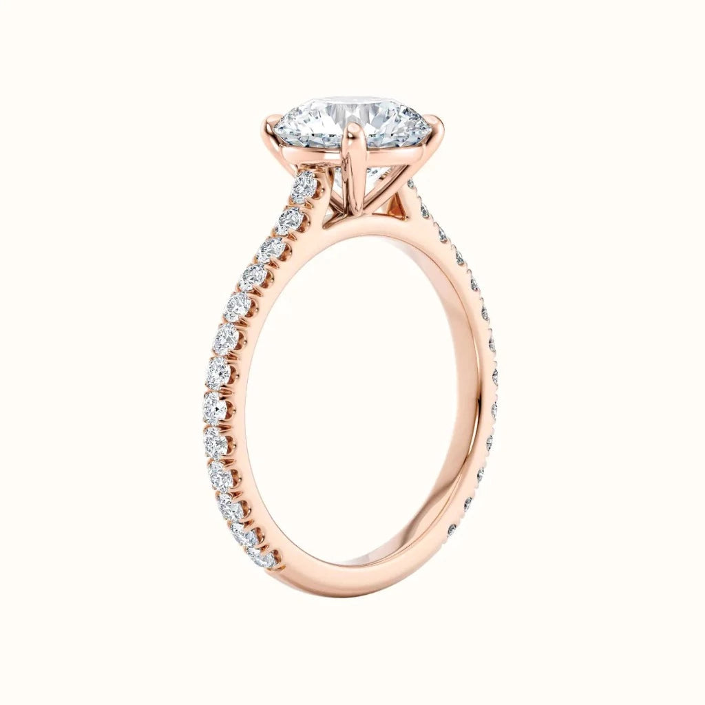 Forlovelsesring Sevendal,  tynn ring med sidediamanter, senter diamant 2,00 carat rosegull, sett stående fra siden, fairtrade-gull 