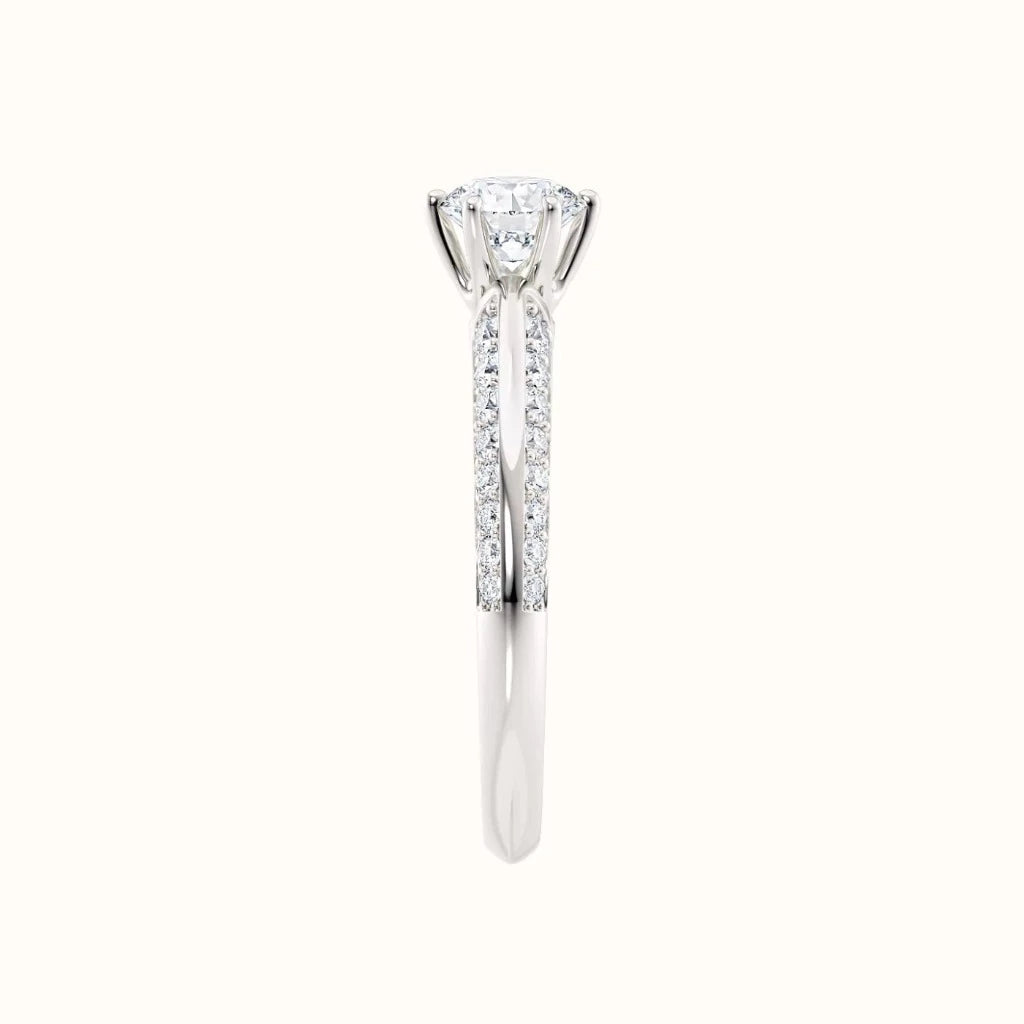 Forlovelsesring Sevendal kantet knife edge 0,50 carat sidediamanter fairtrade hvitt gull stående rett forfra 