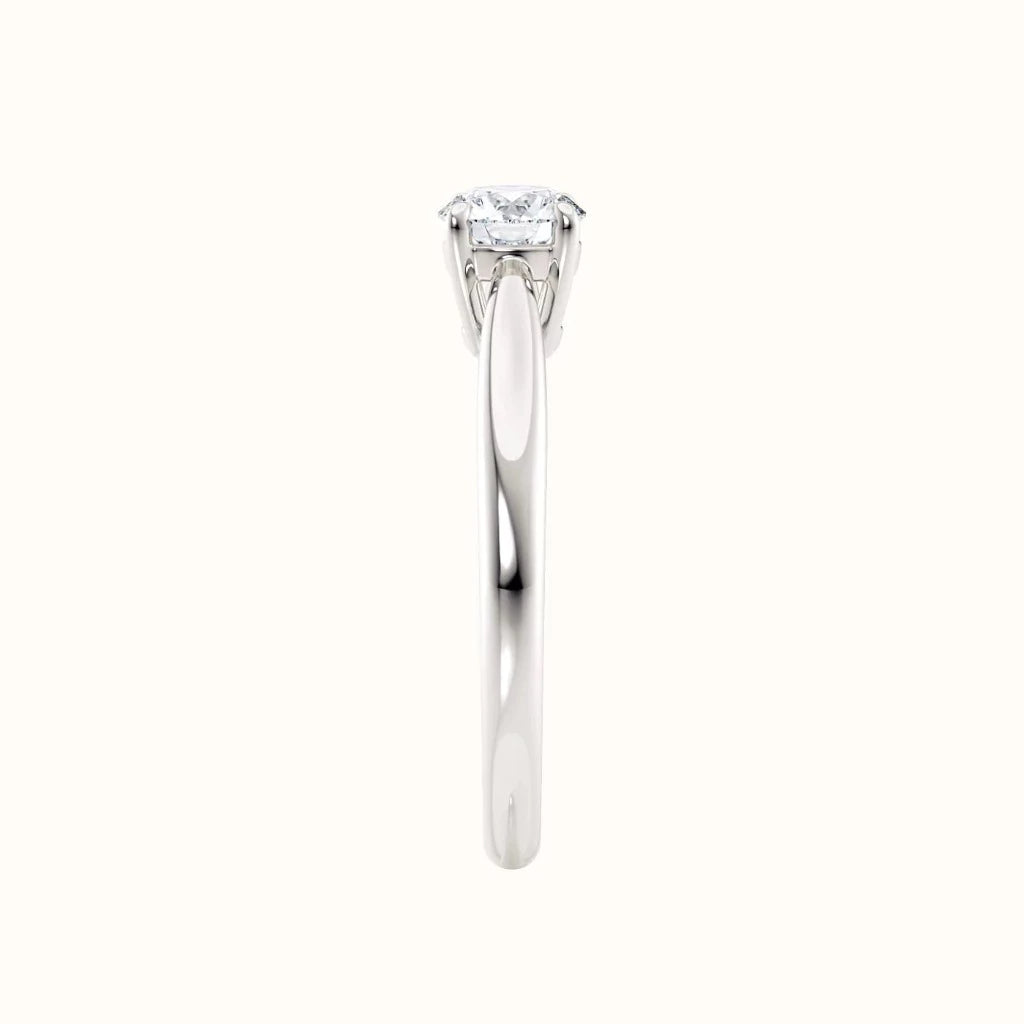 Forlovelsesring i hvitt gull spisset mot midten med 0,50 Carat rund diamant, stående og sett rett forfra Sevendal 