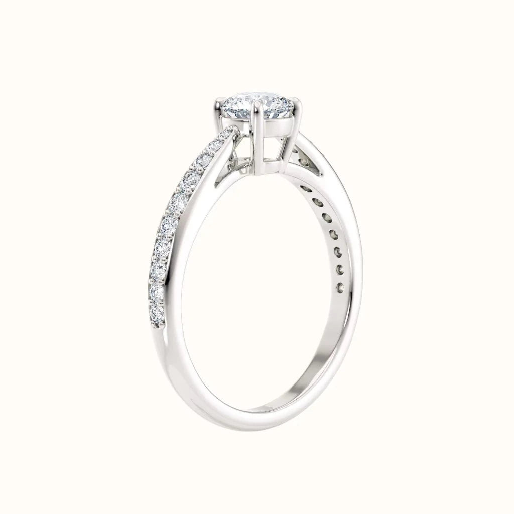 Forlovelsesring Sevendal, spisset ring med diamanter på siden, senter diamant 0,50 carat hvitt gull, sett stående fra siden, fairtrade-gull.
