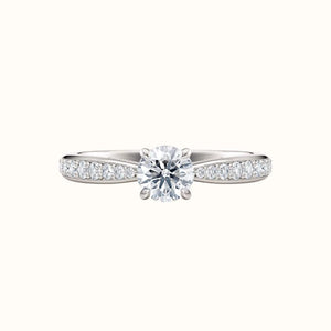 Forlovelsesring Sevendal, spisset ring med diamanter på siden, senter diamant 0,50 carat hvitt gull, sett liggende forfra, fairtrade-gull.
