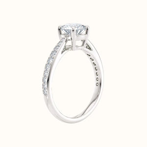 Forlovelsesring Sevendal, spisset ring med diamanter på siden, senter diamant 1,00 carat hvitt gull, sett stående fra siden, fairtrade-gull.