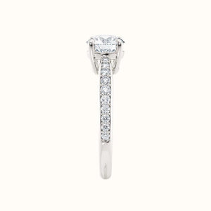 Forlovelsesring Sevendal, spisset ring med diamanter på siden, senter diamant 1,00 carat hvitt gull, sett rett forfra, fairtrade-gull.