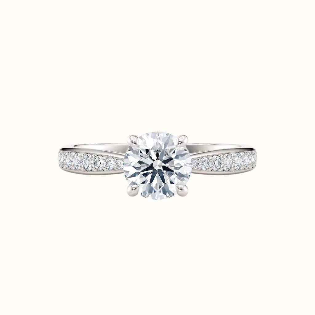Forlovelsesring Sevendal, spisset ring med diamanter på siden, senter diamant 1,00 carat hvitt gull, sett liggende forfra, fairtrade-gull.