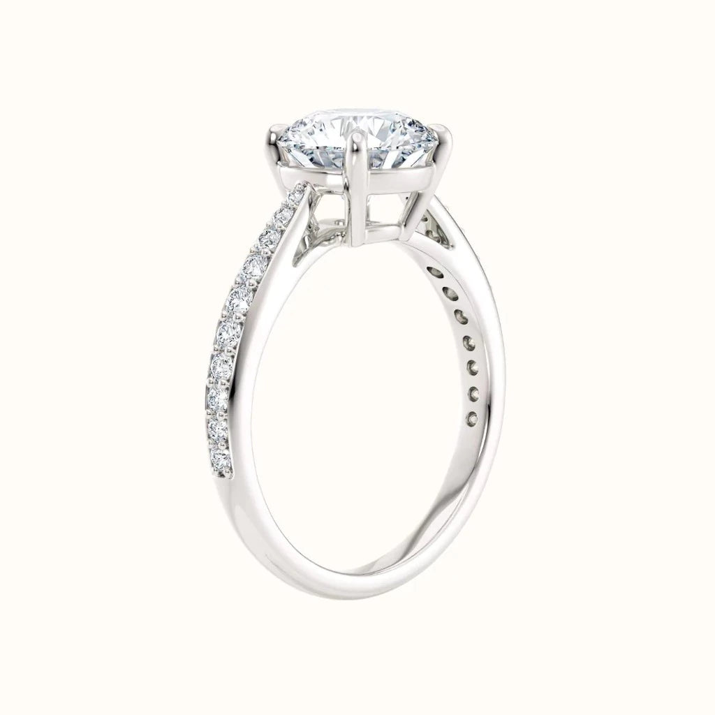 Forlovelsesring Sevendal, spisset ring med diamanter på siden, senter diamant 2,00 carat hvitt gull, sett stående fra siden, fairtrade-gull.