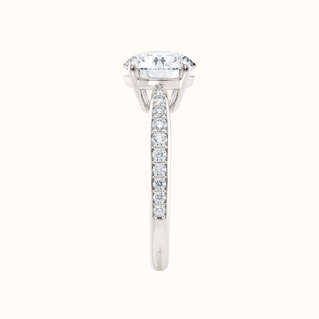 Forlovelsesring Sevendal, spisset ring med diamanter på siden, senter diamant 2,00 carat hvitt gull, sett rett forfra, fairtrade-gull.