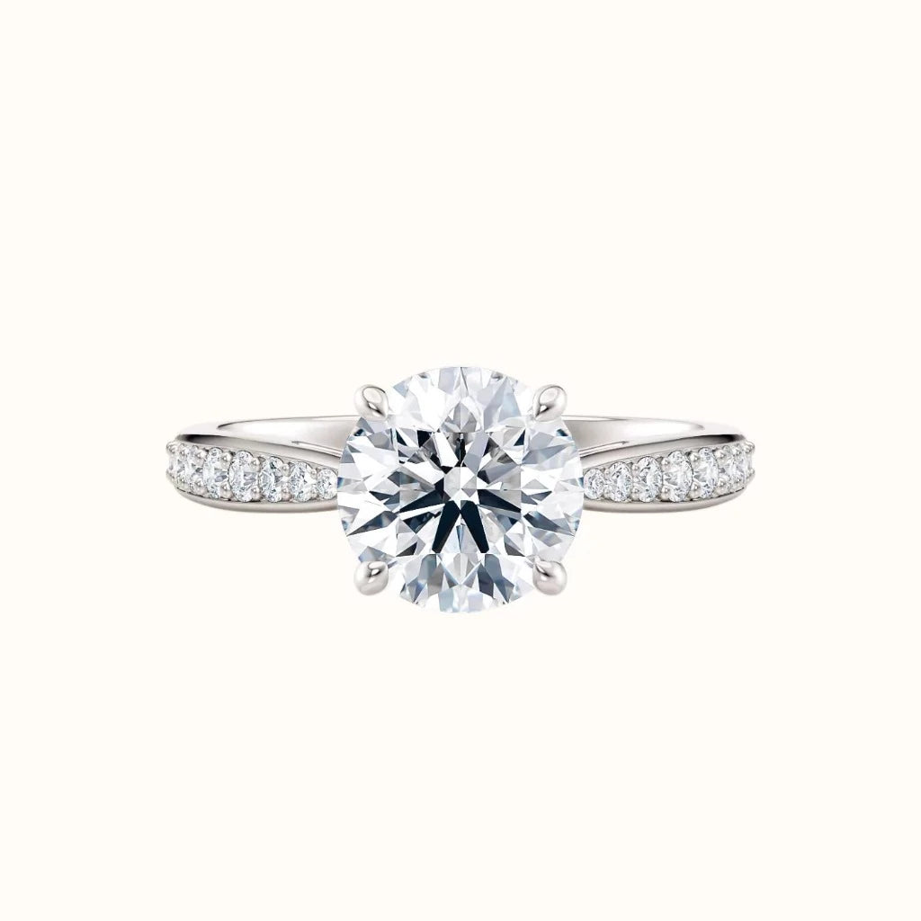 Forlovelsesring Sevendal, spisset ring med diamanter på siden, senter diamant 2,00 carat hvitt gull, sett liggende forfra, fairtrade-gull.