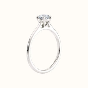 Forlovelsesring i hvitt gull tynn ring 0,50 Carat rund diamant, stående sett fra siden Sevendal 