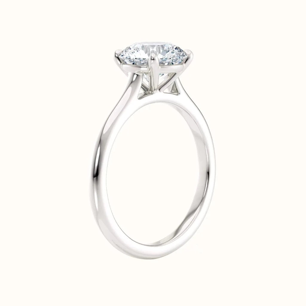 Forlovelsesring i hvitt gull tynn ring 2,00 Carat rund diamant, stående sett fra siden Sevendal 