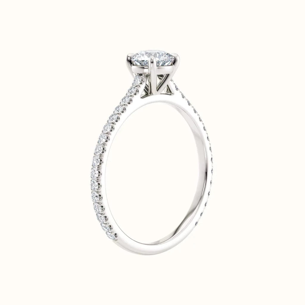 Forlovelsesring Sevendal,  tynn ring med sidediamanter, senter diamant 0, 50 carat hvitt gull, sett stående fra siden, fairtrade-gull 