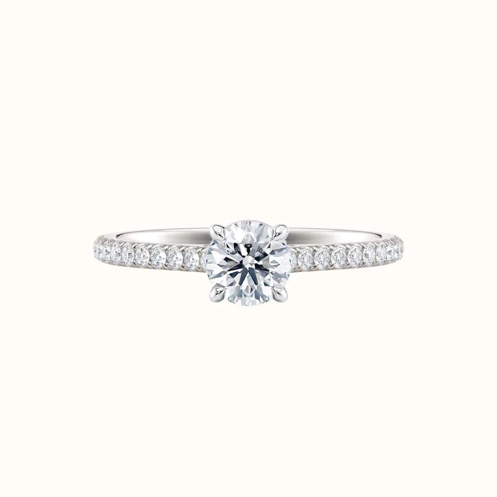 Forlovelsesring Sevendal,  tynn ring med sidediamanter, senter diamant 0,50 carat   hvitt gull, liggende  forfra, fairtrade-gull 