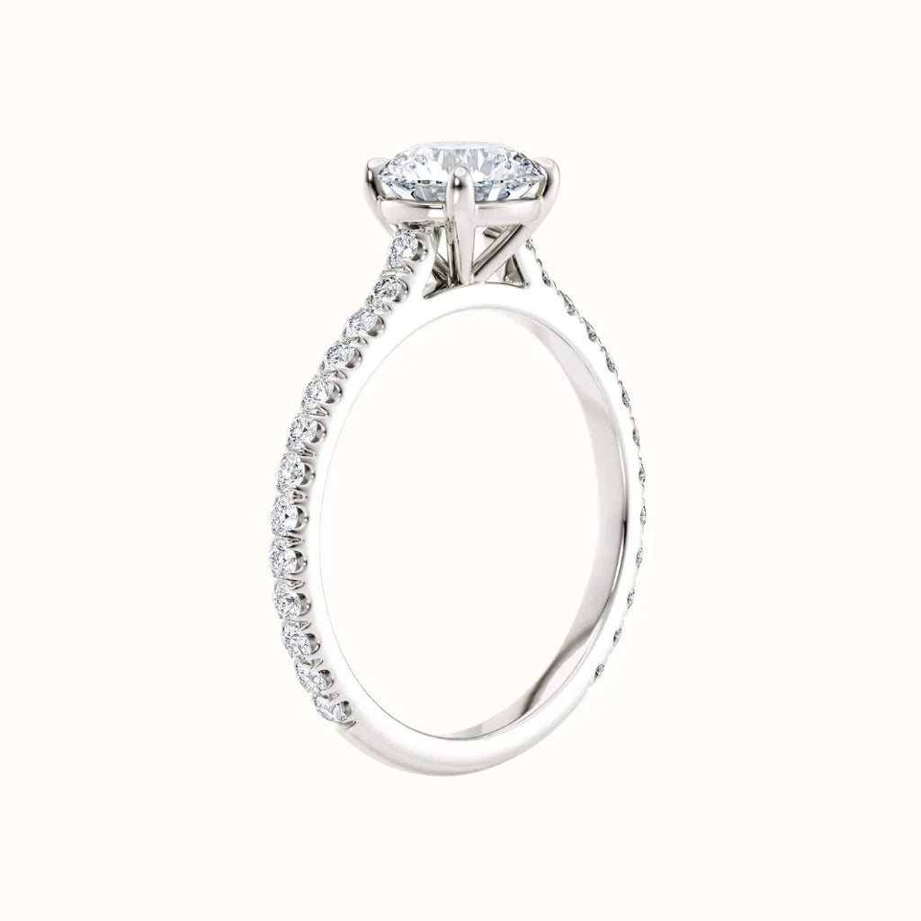 Forlovelsesring Sevendal,  tynn ring med sidediamanter, senter diamant 1,00 carat hvitt gull, sett stående fra siden, fairtrade-gull 